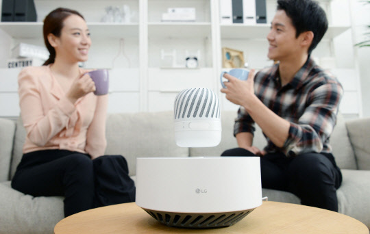 24일 LG전자 모델들이 'LG 공중부양 스피커'(모델명 PJ9)를 소개하고 있다. <LG전자 제공>